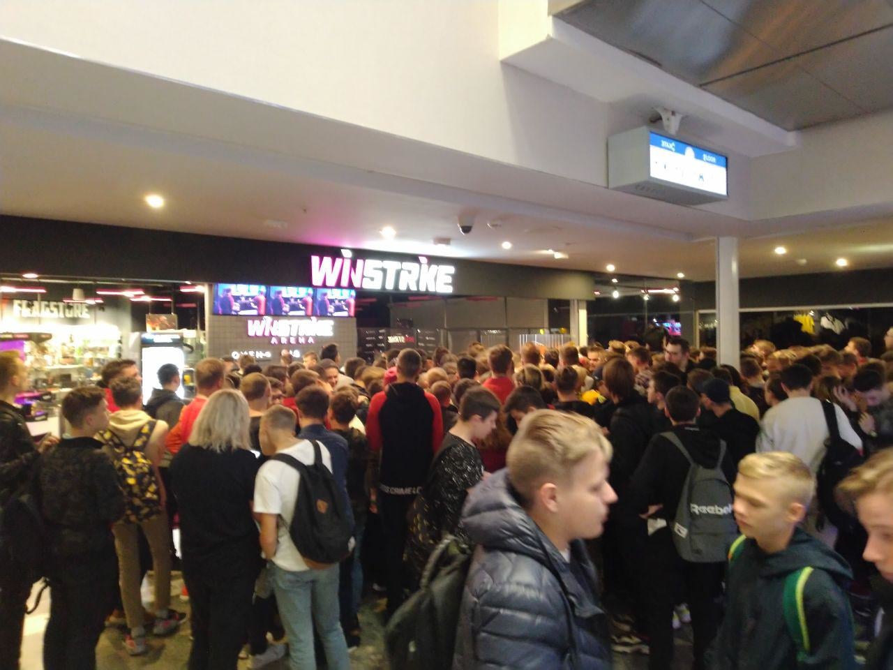 Очередь на автограф-сессию Зевса в Winstrike Arena растянулась на 130 метров