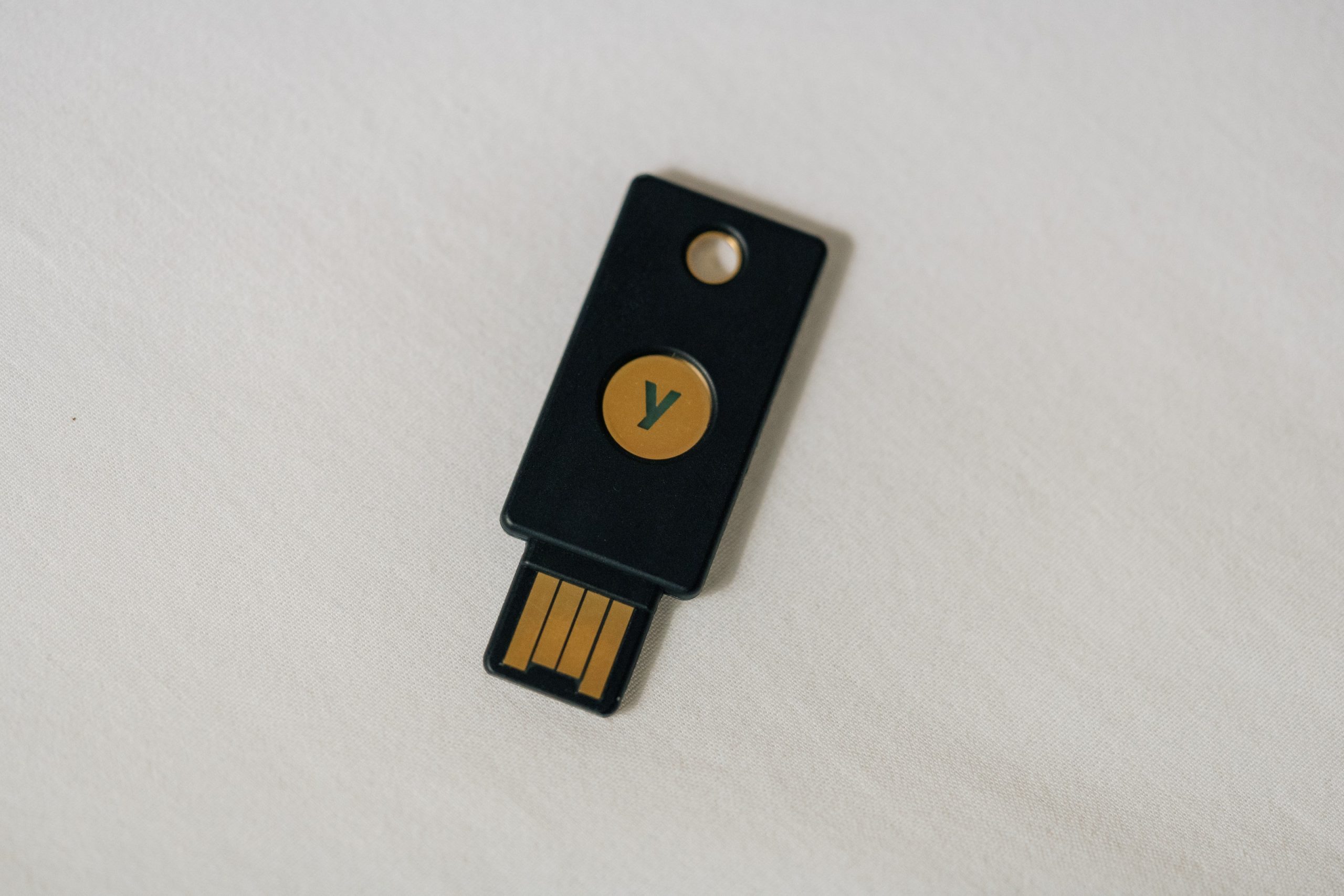 Аппаратный USB-ключ безопасности для двухфакторной аутентификации