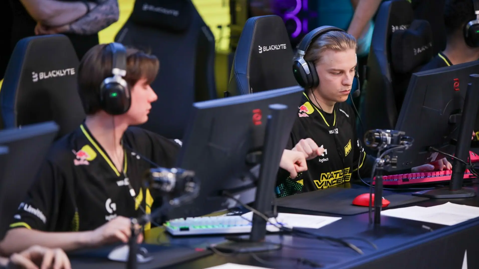 NAVI потеряла шанс на плей-офф StarSeries после серии с MOUZ